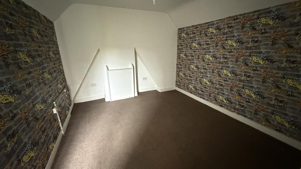 Lot: 167 - VACANT SEMI-DETACHED HOUSE WITH POTENTIAL - Internal image of bedroom 4 on second floor